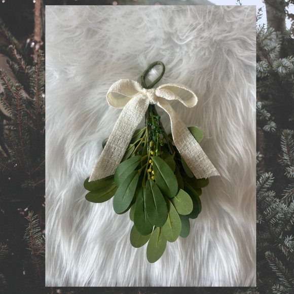 Aesthetic Handmade Mistletoe - Picture 3 of 3